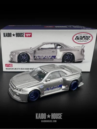 Kaido House X MINIGT KHMG143 Nissan Skyline GT-R (R34) Kaido Works SHINJUKU V1 – Silver